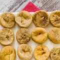 Сушени смокини с нарязани бадеми