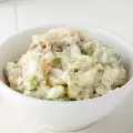 Картофена салата с ябълки и орехи