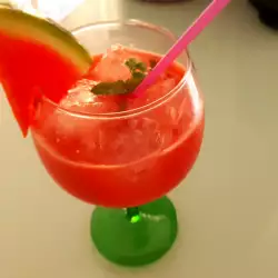 Освежаващ коктейл с водка и диня