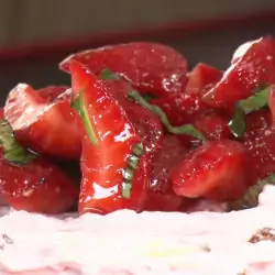 Палачинкова торта с ягоди и сметана
