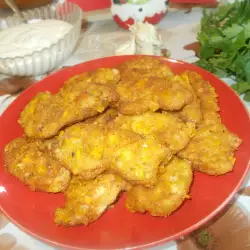 Панирано пилешко филе с чеснов сос