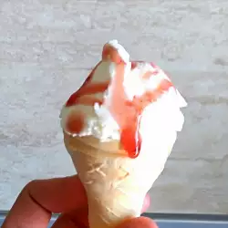 Ванилов сладолед с топинг от ягоди
