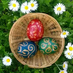 Великденски яйца рисувани с бели пастели