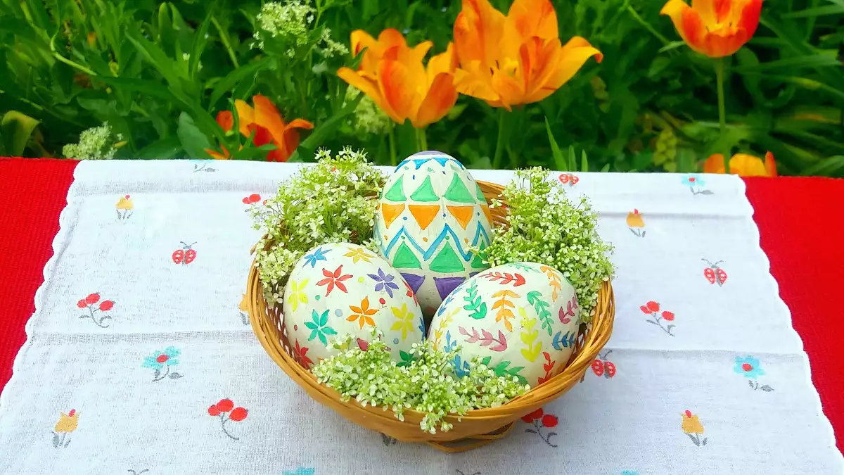 Рисувани Цветя на Яйце