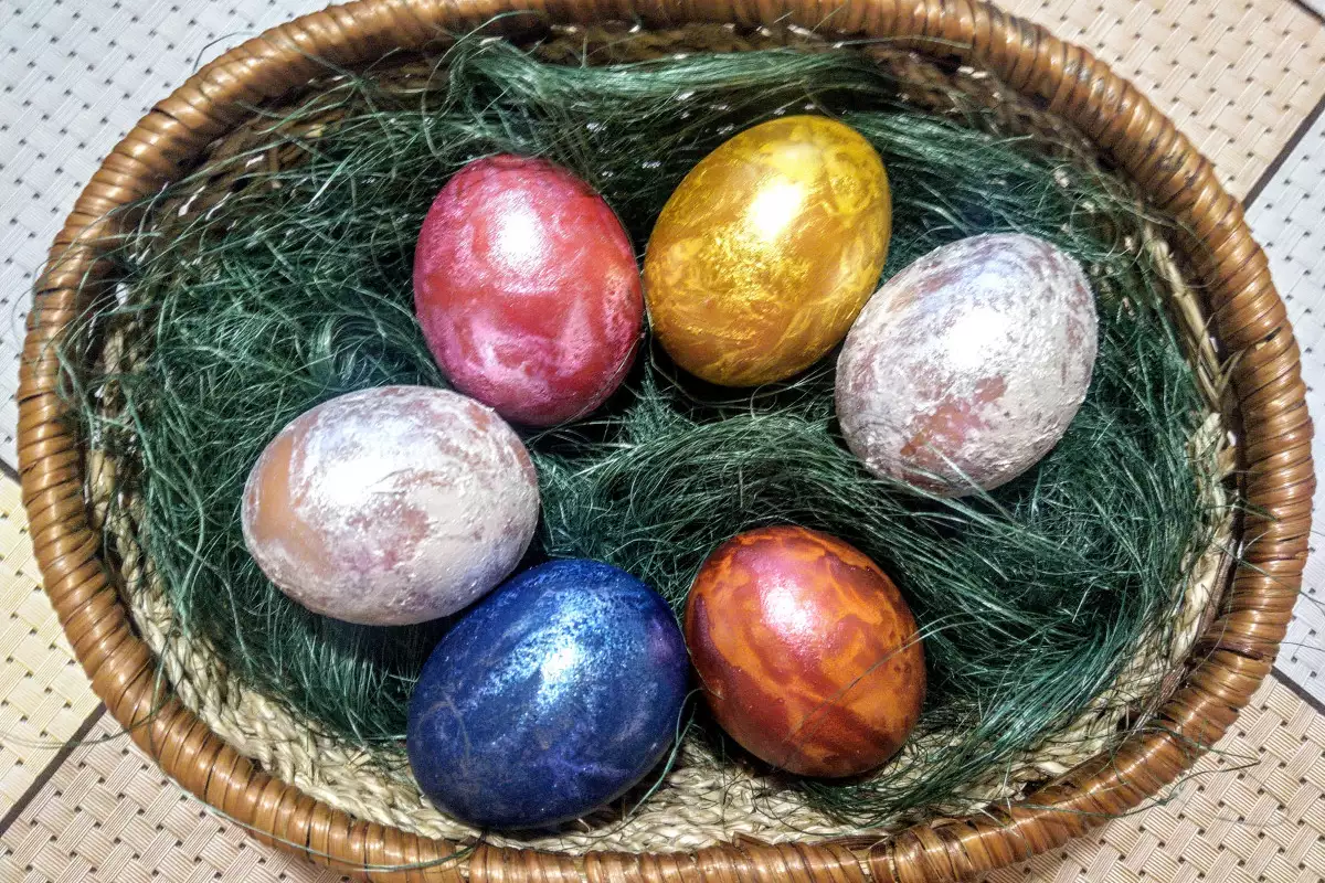 Как да Боядисаме Шарени Великденски Яйца