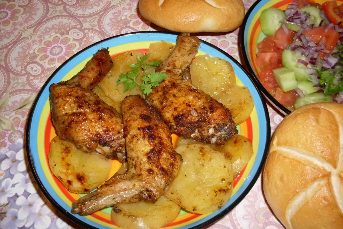 Пилешки Крилца с Картофи на Фурна