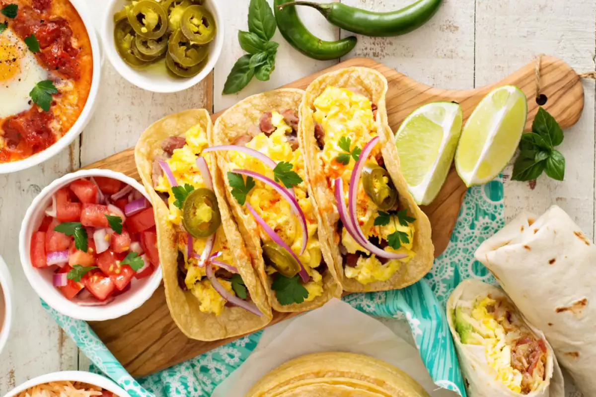 Та́ко на испански taco е вкусно ястие от мексиканската кухня