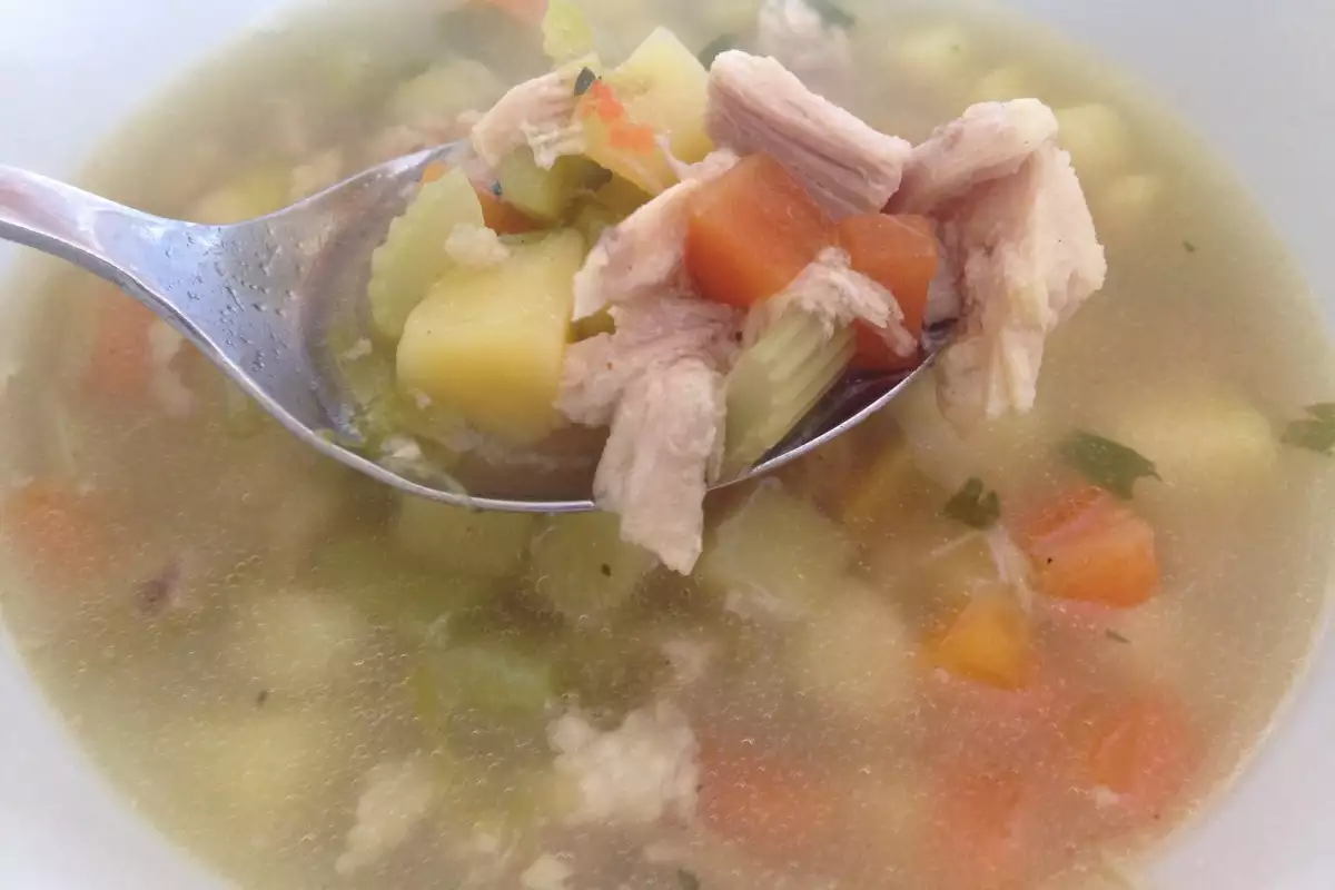 Вкусна пилешка супа с целина