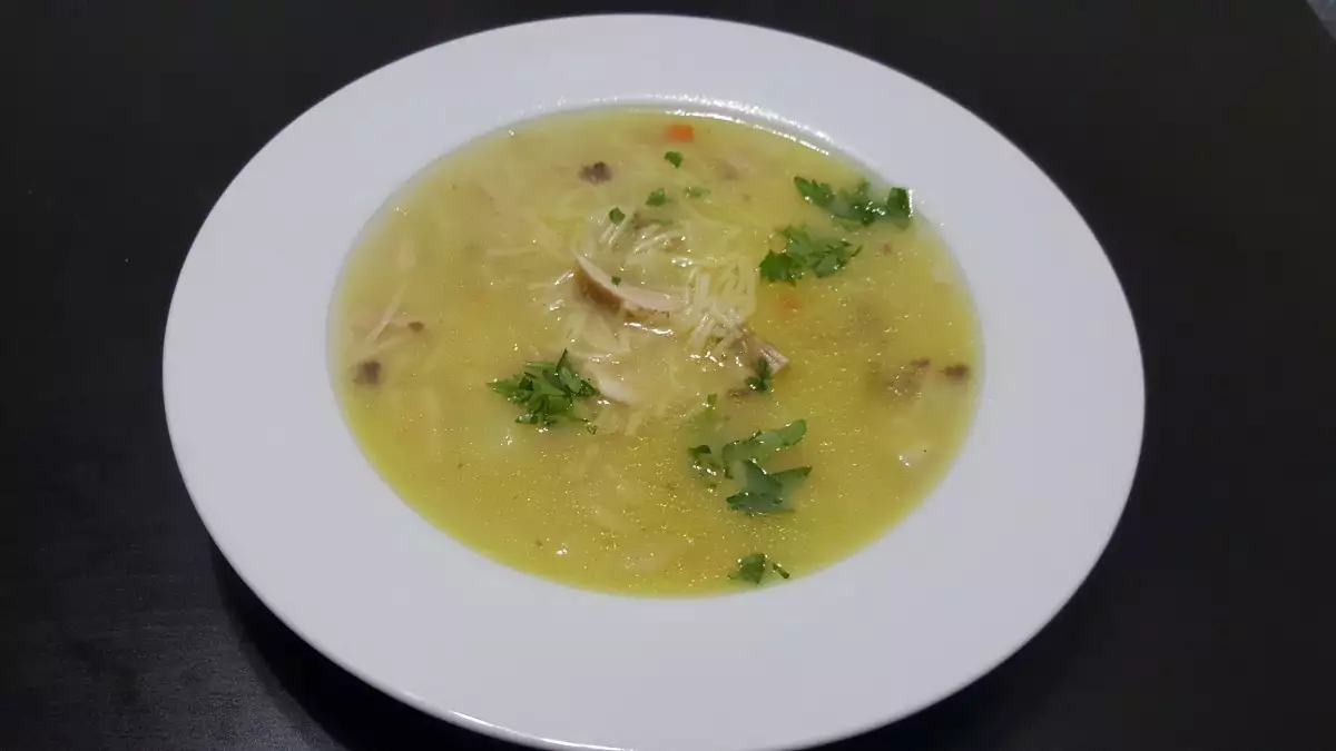 Класическа Пилешка Супа с Фиде
