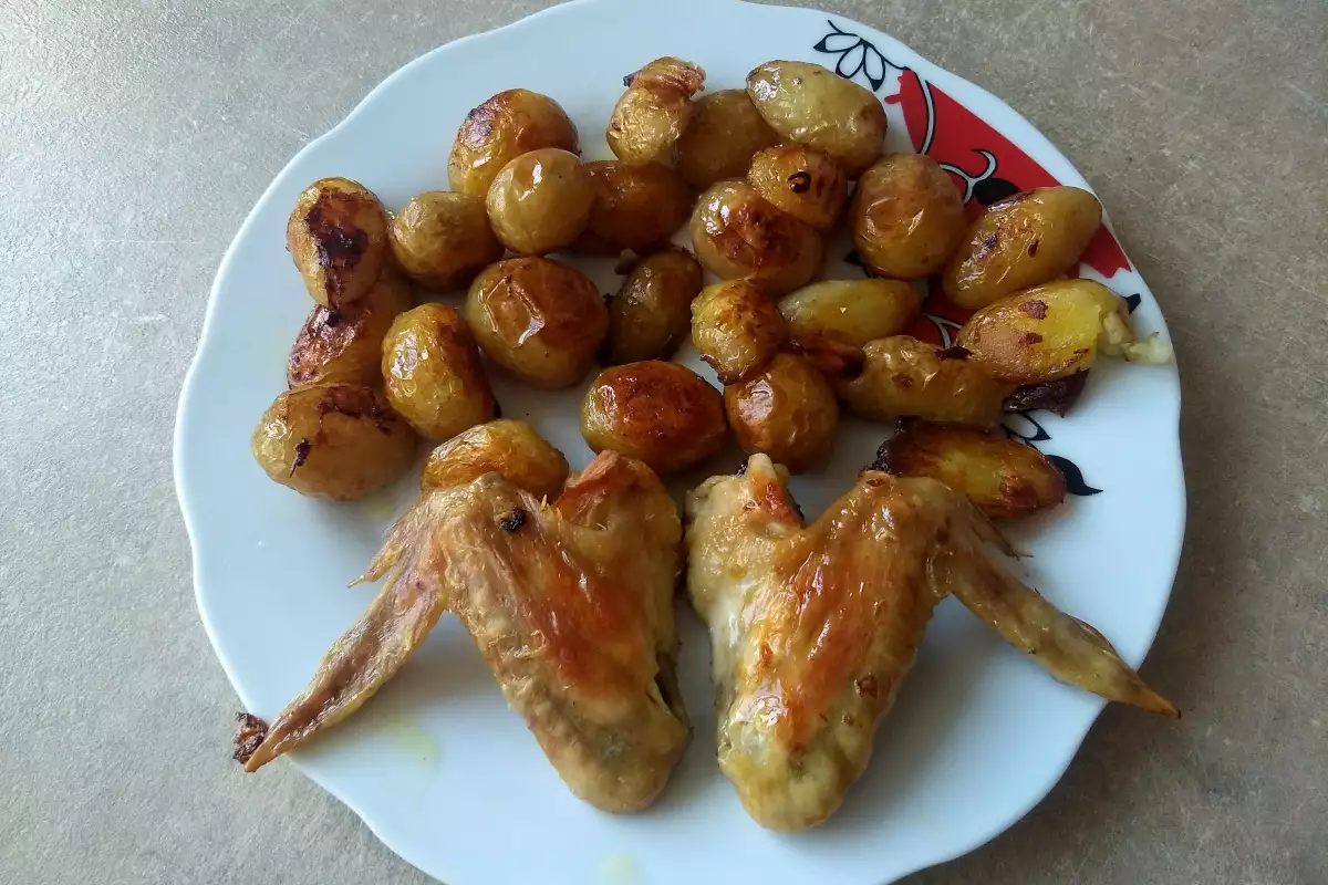 Пилешки Крилца с Картофи