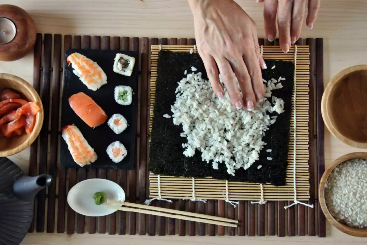 Приготвянето на суши у дома може да бъде едновременно забавно