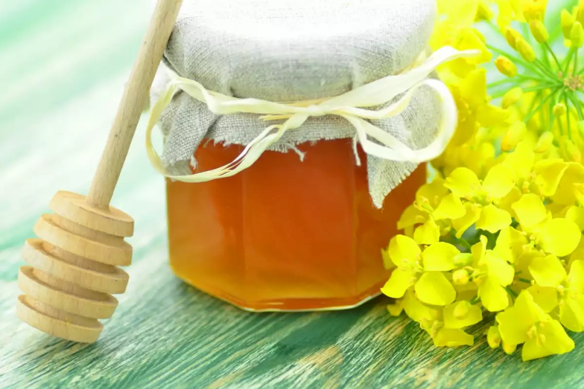 Медът от рапица е уникален и различен сорт мед със