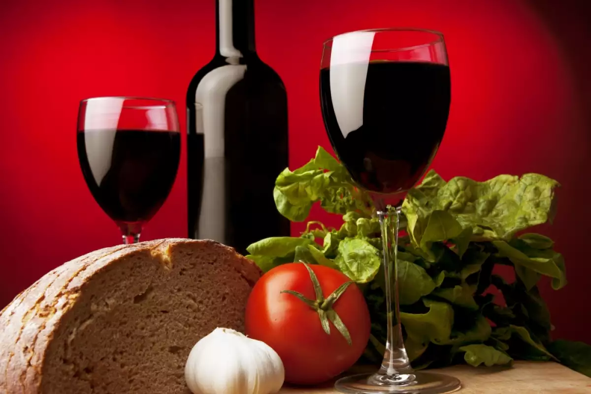 Какво да Консумираме с Червено Вино