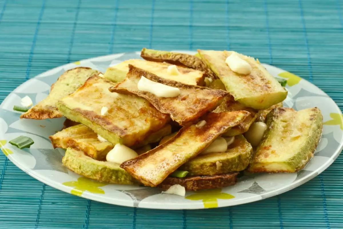 Пържените тиквички са популярно и вкусно ястие което може да