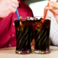 Данък върху газираните напитки ни пази от затлъстяване