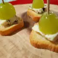 Хапки с грозде и синьо сирене