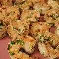 Скариди с масло, бяло вино и чесън