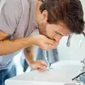 Защо е необходимо да си изплакваме устата след ядене?