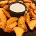 Хрупкави картофки в еър фрайър с чеснов сос