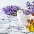 Как етеричното масло от лавандула помага при кожни проблеми?
