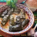 Лозови сарми с вкусен сос