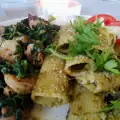 Макарони с песто и морски дарове със спанак