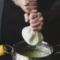 Добавете оцет към млякото и вижте какво се получава