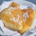 Пухкави триъгълни мекици с пудра захар