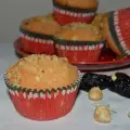 Мъфини със сушени сини сливи и лешници