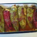 Пълнени чушки с домати и едросмляна лютеница