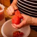 Новак в кухнята: Как правилно да белим домати?