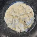Пиле със заквасена сметана и гъби
