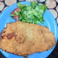 Паниран свински шницел с мащерка на фурна