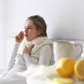 Преборете настинката с вода с мед и лимон