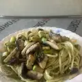 Спагети с тиквички, гъби и песто