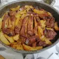 Свински ребърца с пресни картофи на фурна
