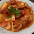 Яхния със свинско, моркови, картофи и гъби