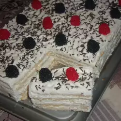 Бисквитена торта с шоколад и сметана