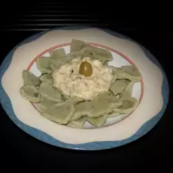 Домашни спаначени фарфалети със сос