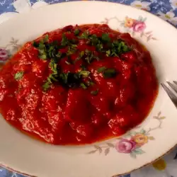 Вкусни готвени домати с пиперки, моркови и лук