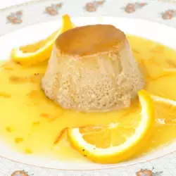 Крем карамел с лимонов сос