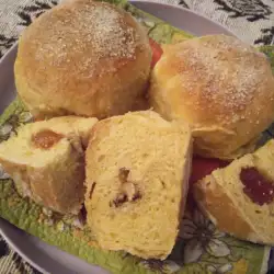 Козуначени хлебчета с локум и стафиди
