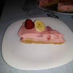 Лека торта с ягоди и банани