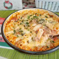 Макарони с кайма, броколи и сметана