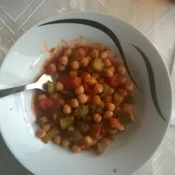 Нахут с домати и кисели краставички