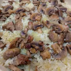 Ориз на фурна с пилешки дробчета и гъби