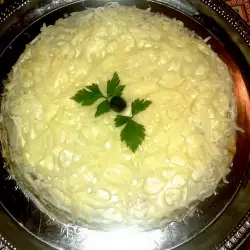 Солена палачинкова торта с руска салата и бекон