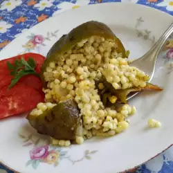 Пържени пълнени чушки с кускус, моркови и лук