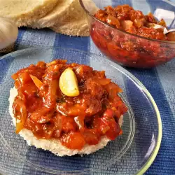 Пържени домати с лук, чесън, моркови и подправки