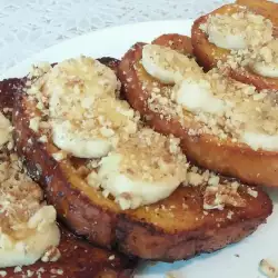 Пържени филийки с яйца, мед, банани и орехи